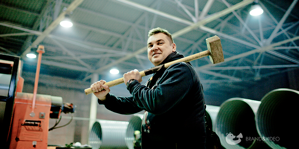 Продюсер с кувалдой на съемках производства для компании МГК