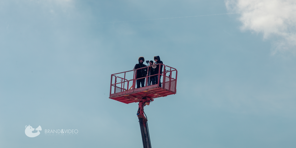 Оператор и режиссер на кране-вышке