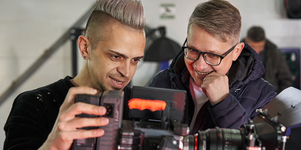 Мужчина с рацией на фоне гор