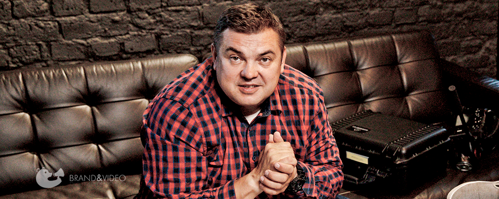 Мужчина смотрит в камеру