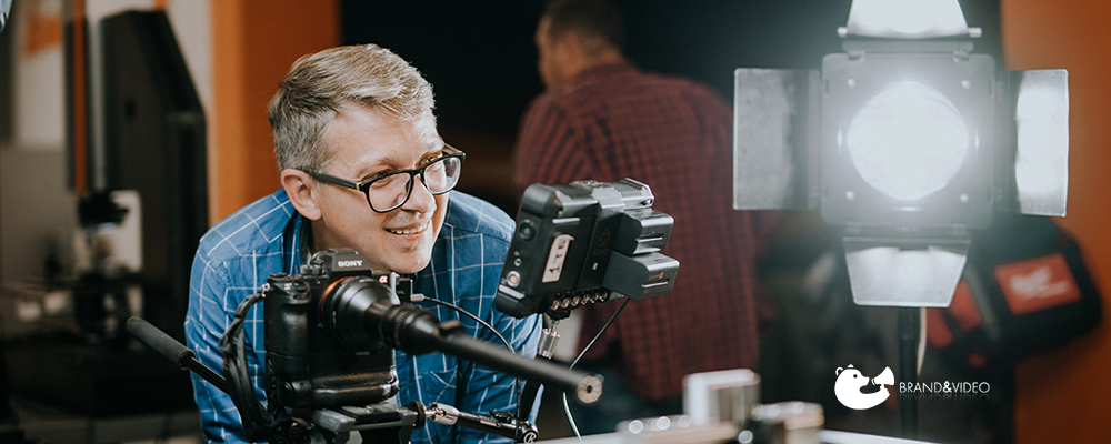 Видеооператор ведет съёмку на специальный длинный объектив