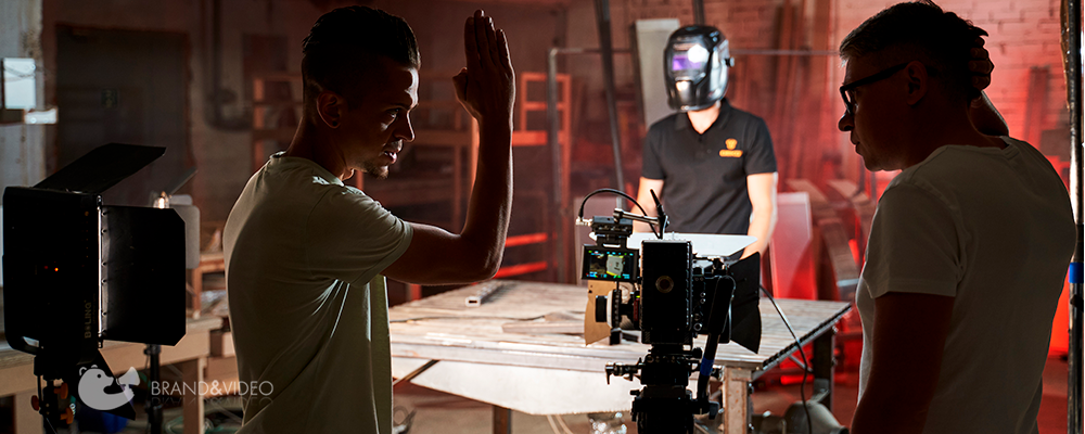 Режиссер и оператор обсуждают кадр