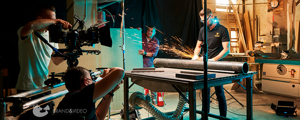 Снимают видеоролик про инструменты, болгарка распиливает трубу