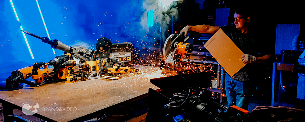 Предметная видеосъемка, синий дым и искры