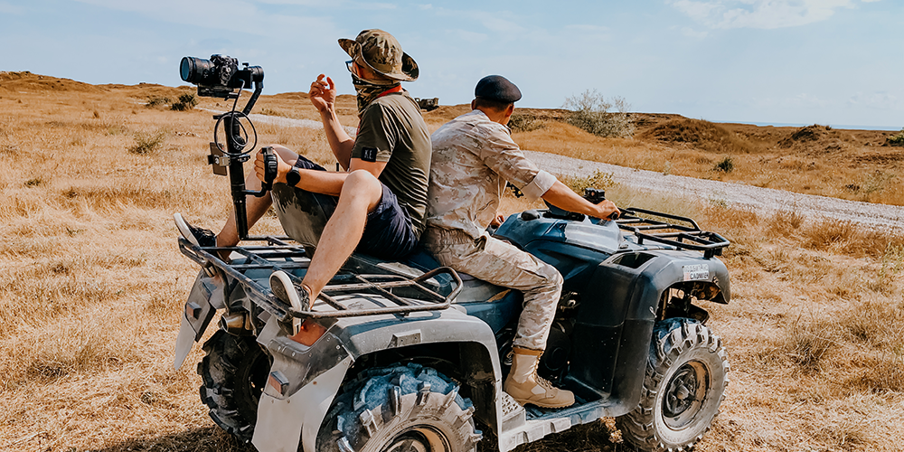 Видеооператор с камерой на квадроцикле