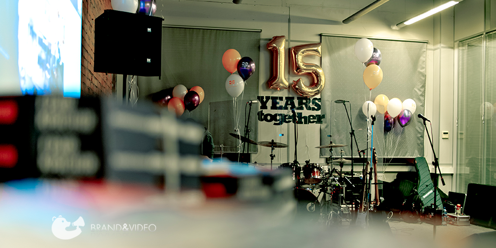 цифра из шариков над сценой