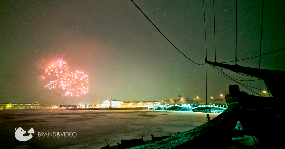 салют зимой на фоне Васильевского острова