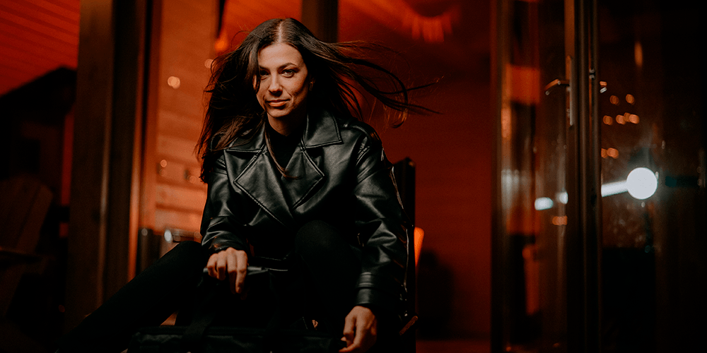 Девушка в кожаном плаще