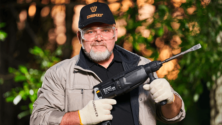 Мужчина с перфоратором DEKO