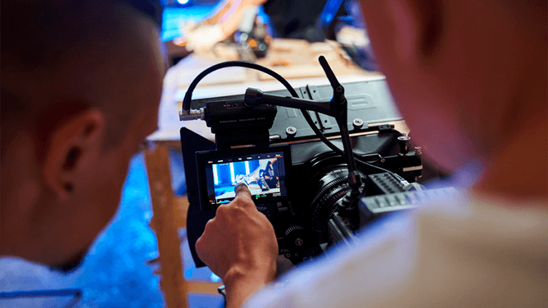 Двое смотрят в кинокамеру