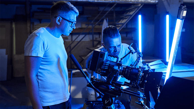 Синий художественный свет на площадке, съемки ролика