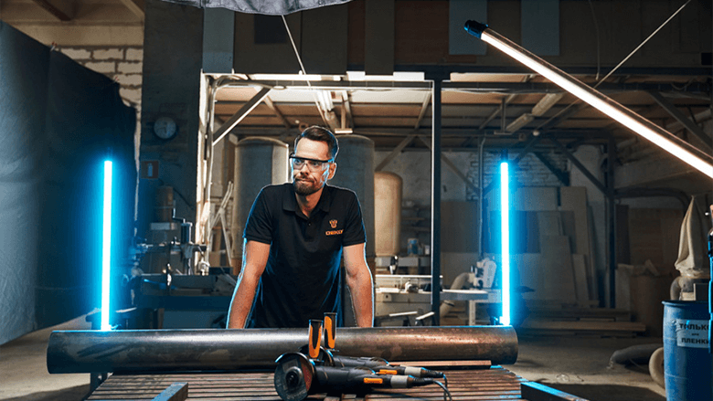 Модный мужчина в мастерской