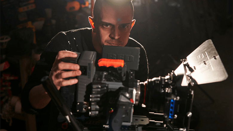 Кинооператор с камерой RED