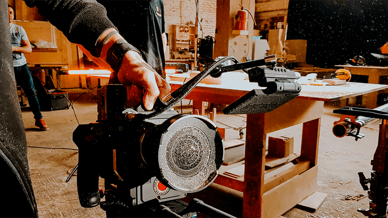 Объектив кинокамеры в пыли