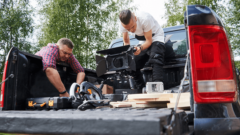 Оператор снимает внутри пикапа