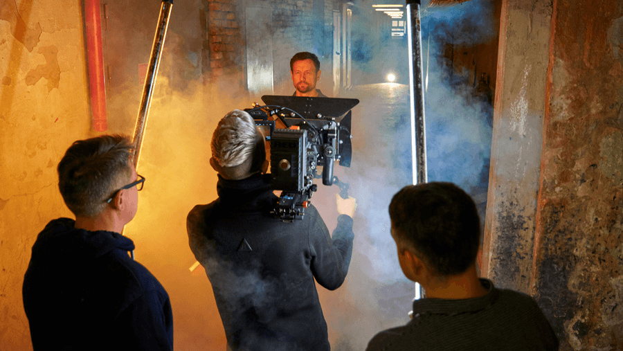 Съёмочная группа снимает ролик в дыму