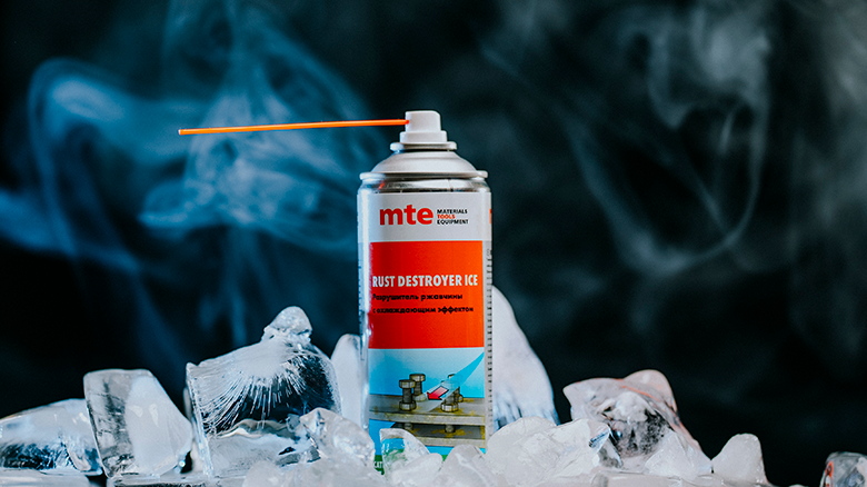 Балончик с охлаждающим эффектом стоит на льду 