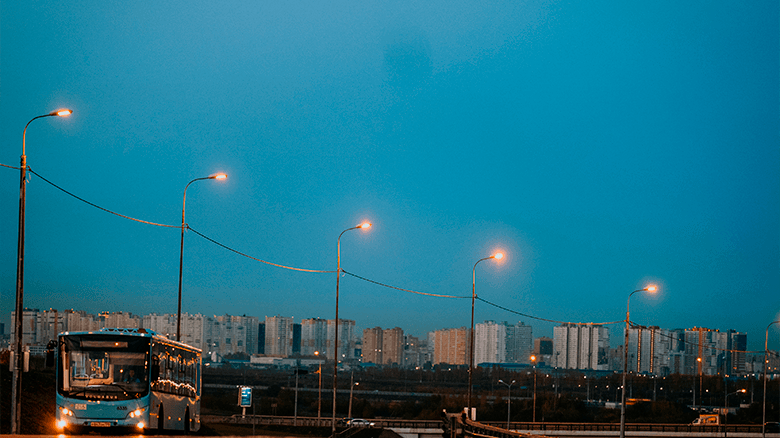 Автобус на фоне городских огней