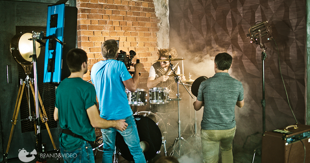 Оператор снимает барабанщика, съёмочная группа