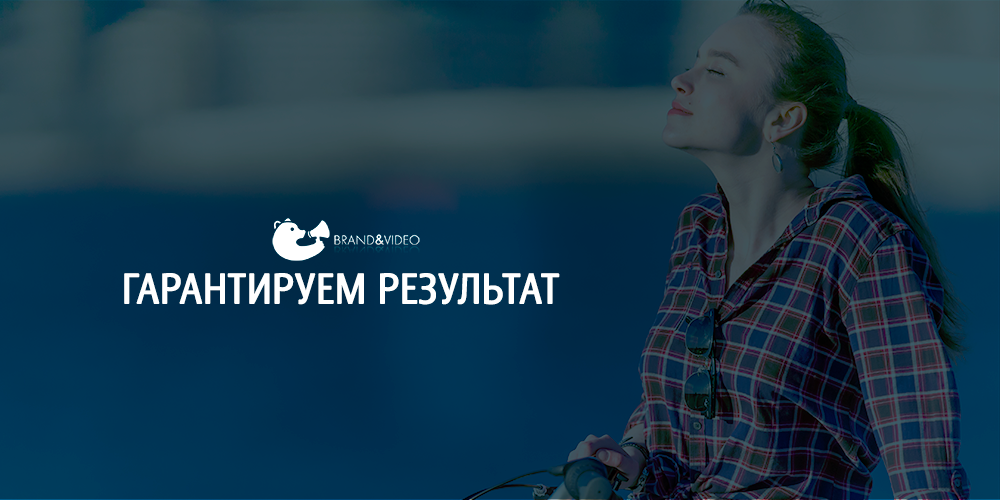 девушка смотрит вверх