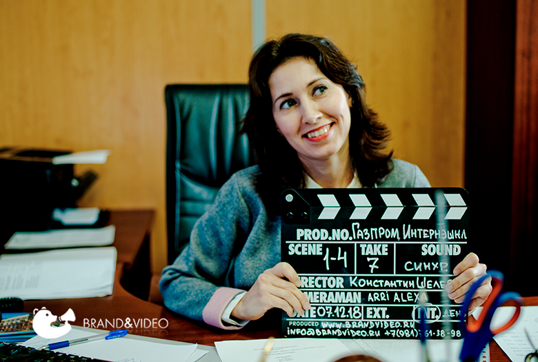 Женщина с кинохлопушкой